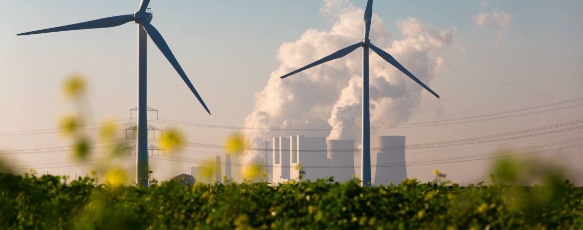 Windräder vor dem Kohlekraftwerk Neurath: Das DLR erforscht, wie sich Kohlemeiler zu sauberen Wärmespeicherkraftwerken umrüsten lassen.