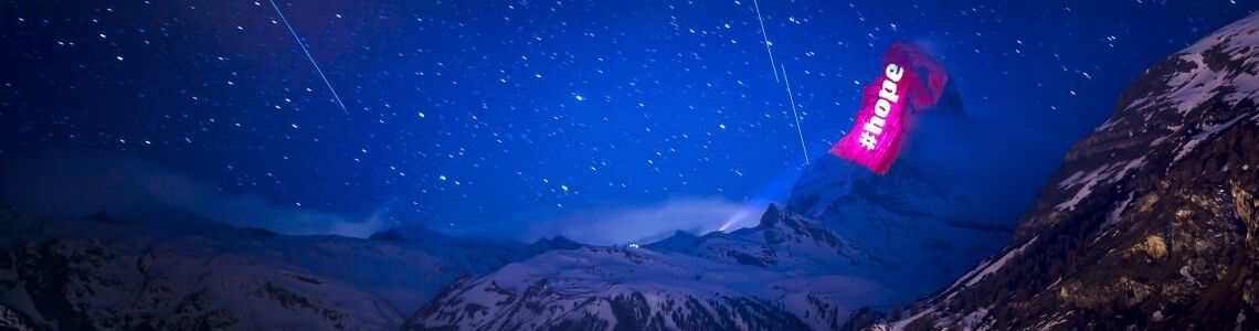 „Hope“: Mit einer Lichtinstallation des Künstlers Gerry Hofstetter sendet Zermatt am Matterhorn ein Zeichen der Hoffnung während der Coronakrise in die Welt.