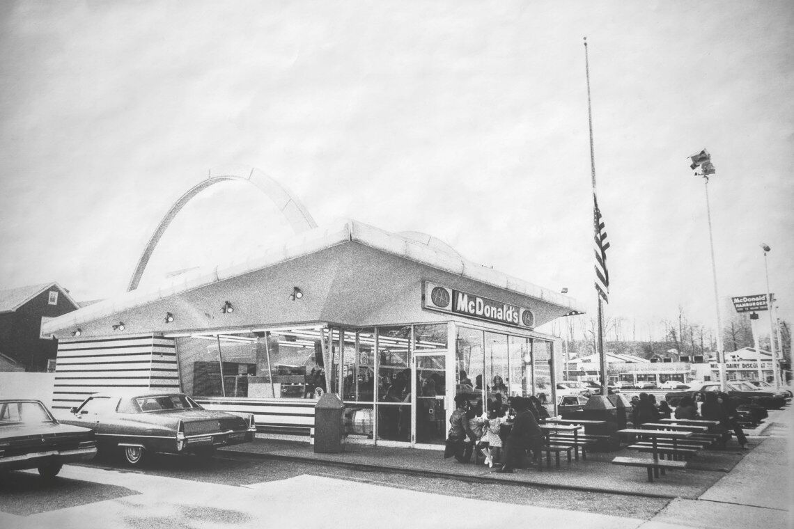 McDonald's-Filiale in der Nähe von New York im Jahr 1972: Anfang der 70er-Jahre setzen sich Drive-in- und Drive-through-Restaurants in den USA durch.
