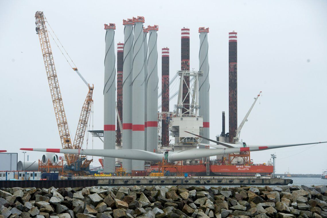 Die „Brave Tern“ ist ein Spezialschiff zum Bau von Offshore-Windparks. Hier liegt sie im Hafen von Sassnitz. Sie kommt aber weltweit zum Einsatz, unter anderem auch beim Projekt Block Island in den USA.