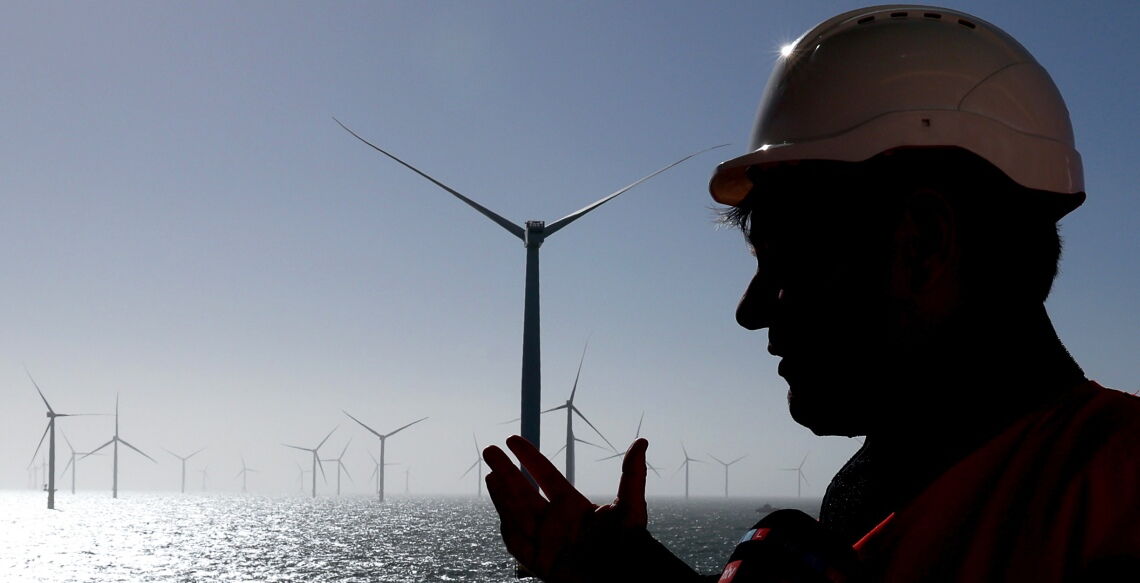 Robert Habeck in deutschem Offshore-Windpark: Hierzulande entscheidet vor allem die Zahlungsbereitschaft der Bieter darüber, wer in einer Offshore-Wind-Auktion zum Zuge kommt.