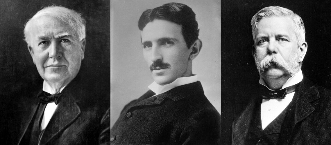 Thomas Alva Edison (links) entwickelt die Gleichstromtechnologie, Nikola Tesla (Mitte) setzt auf Wechselstrom. Für die Entscheidung in ihrem Duell sorgte der Industrielle George Westinghouse.