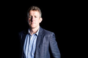 Der Klimaforscher und Autor Tim Lenton („Positive Tipping Points“) forscht zu Kipppunkten im Erdsystem. Im Interview erklärt er, warum es auch Kipppunkte zum Guten gibt.