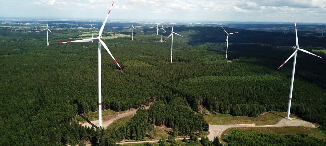 22 Windräder stehen im Wald von Simmerath. Sie finanzieren das Schwimmbad und die Fußballplätze und senken die Steuerlast.