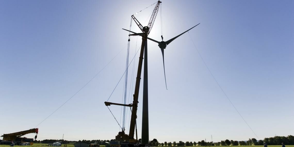 Bau eines Windrads in Zülpich (NRW): Ein Kran befestigt den Rotor am Mast.