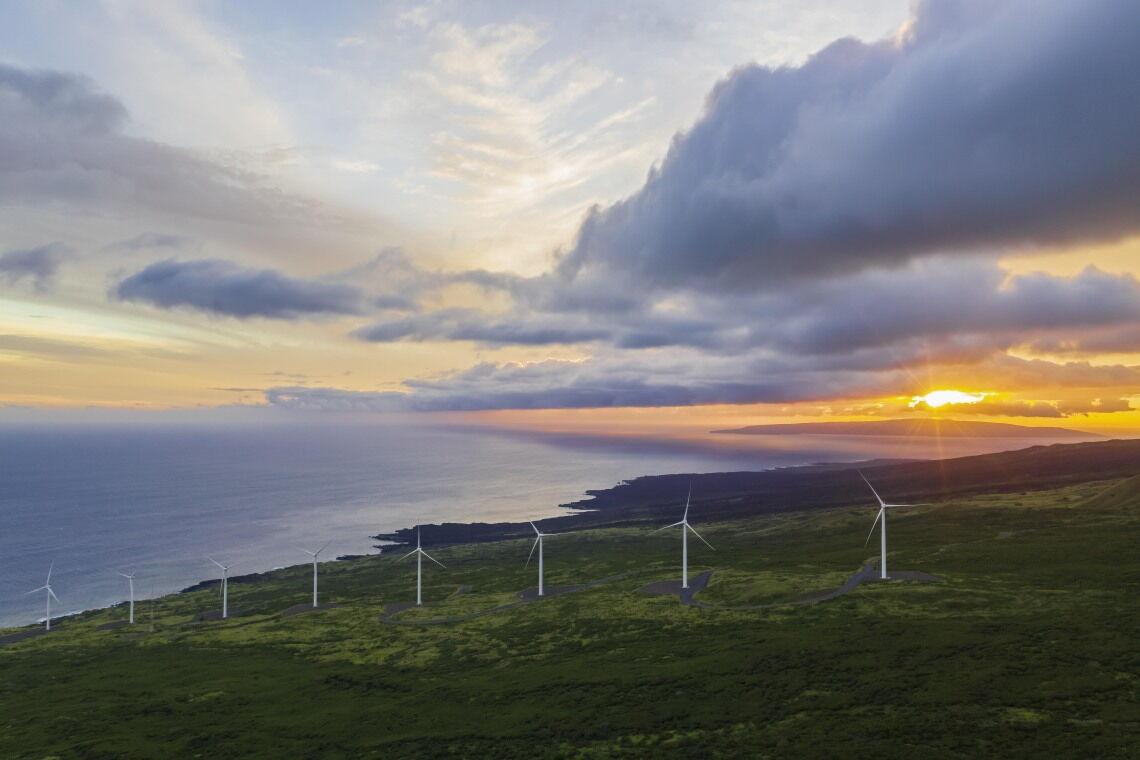 Windräder auf Hawaii: Während die USA in der Offshore-Windenergie bislang keine große Rolle spielen, sind sie in der Onshore-Windkraft weit vorn.