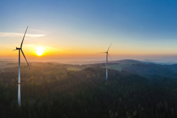 Windpark in Baden-Württemberg: In einer zu 100 Prozent mit erneuerbaren Energien versorgten Welt tragen die Wind- und Solarenergie die Hauptlast.