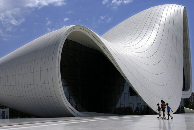 Heydar Aliyev Center in Baku (Aserbaidschan): Kaum jemand verstand sich besser darauf, Beton in wundervolle Formen zu gießen, als die 2016 verstorbene Architektin Zaha Hadid.