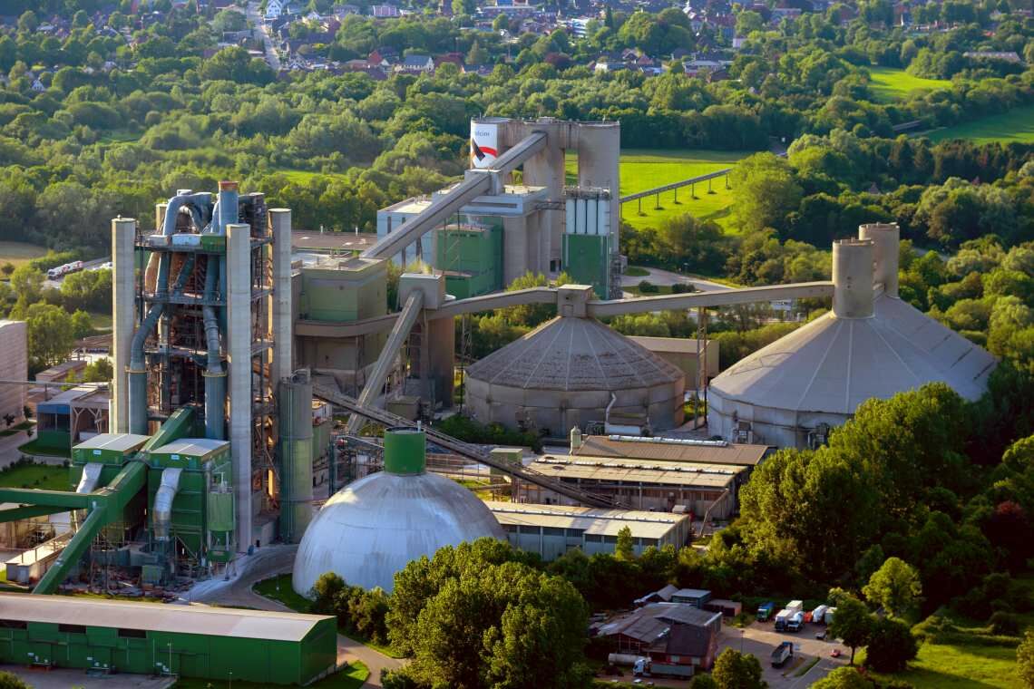 Zementfabrik von Holcim im schleswig-holsteinischen Lägerdorf: Der Konzern arbeitet an Methoden, um den CO2-Ausstoß zu senken.