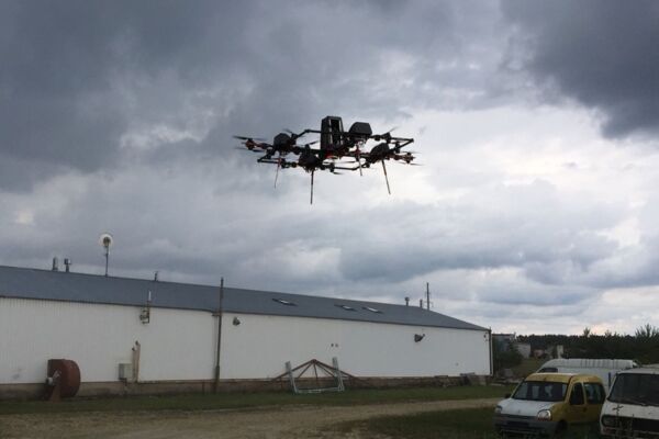 Das Start-up Aerones aus Lettland hat eine Drohne gebaut, die mit ihren bis zu 28 Propellern 200 Kilogramm tragen kann: Das ideale Werkzeug zur Wartung von Windrädern