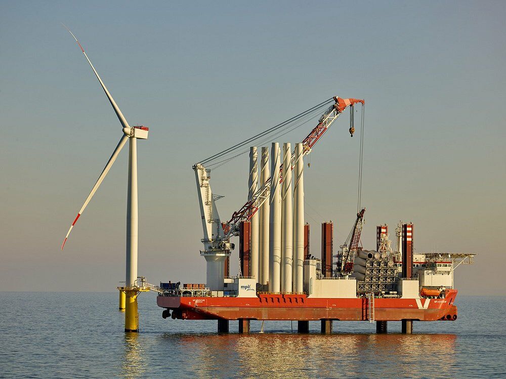 Offshore-Windpark Amrumbank West: Errichterschiff bei der Montage eines Windrads.