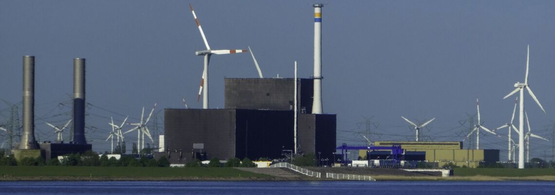 Atomkraftwerk Brunsbüttel: Der Meiler an der Elbe wird derzeit zurückgebaut. Windräder und bald womöglich ein LNG-Terminal stehen neben um dem AKW.
