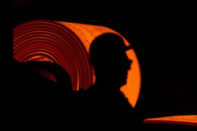 Stahlproduktion bei Thyssenkrupp Steel: Ein sogenannter CO2-Grenzausgleich soll Europas Industrie vor billiger Konkurrenz aus Ländern mit niedrigeren Klimastandards schützen.