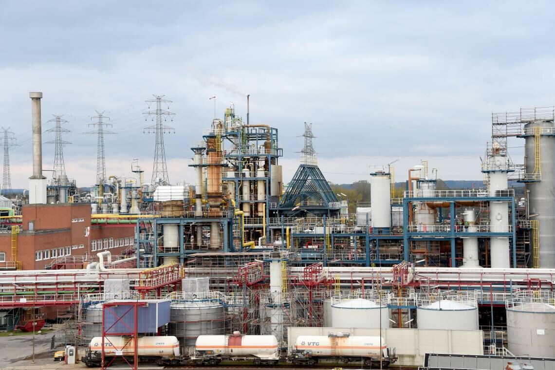 Covestro-Werk in Brunsbüttel: Wenn die chemische Industrie komplett auf fossile Rohstoffe verzichtet, steigt ihr Strombedarf laut einer VCI-Studie in etwa auf die Menge, die Deutschland heute insgesamt verbraucht.