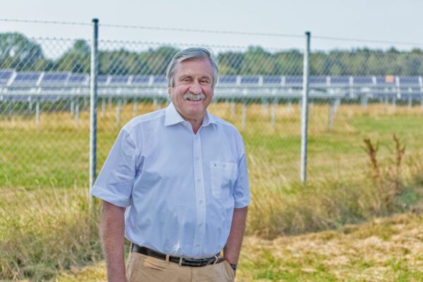 Dietmar Schütz, vor 20 Jahren als Teil der Viererbande Co-Autor des Erneuerbare-Energien-Gesetzes (EEG), am Solarpark auf dem früheren Oldenburger Fliegerhorst.