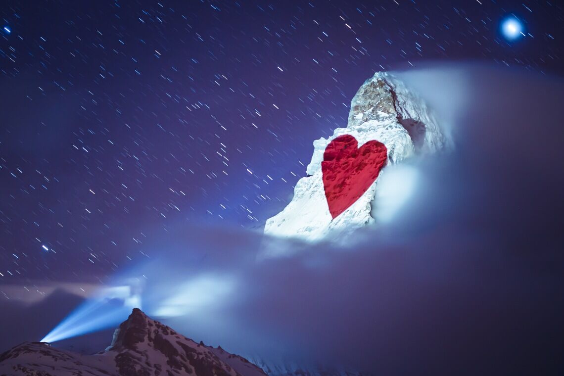 Coronakrise: Der Schweizer Künstler Gerry Hofstetter sendet mit einer Lichtinstallation am Matterhorn ein zeichen der Hoffnung in die Welt.