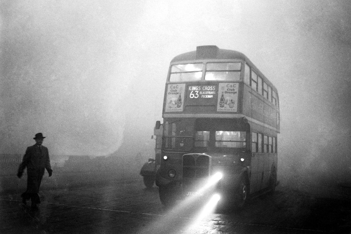 Der „Great Smog“ in London 1952 kostete Tausende Menschen das Leben. Tim Lenton beschreibt in seinem Buch „Positive Tipping Points“, dass es oft erst Katastrophen braucht, um Verhaltensänderungen zu bewirken.
