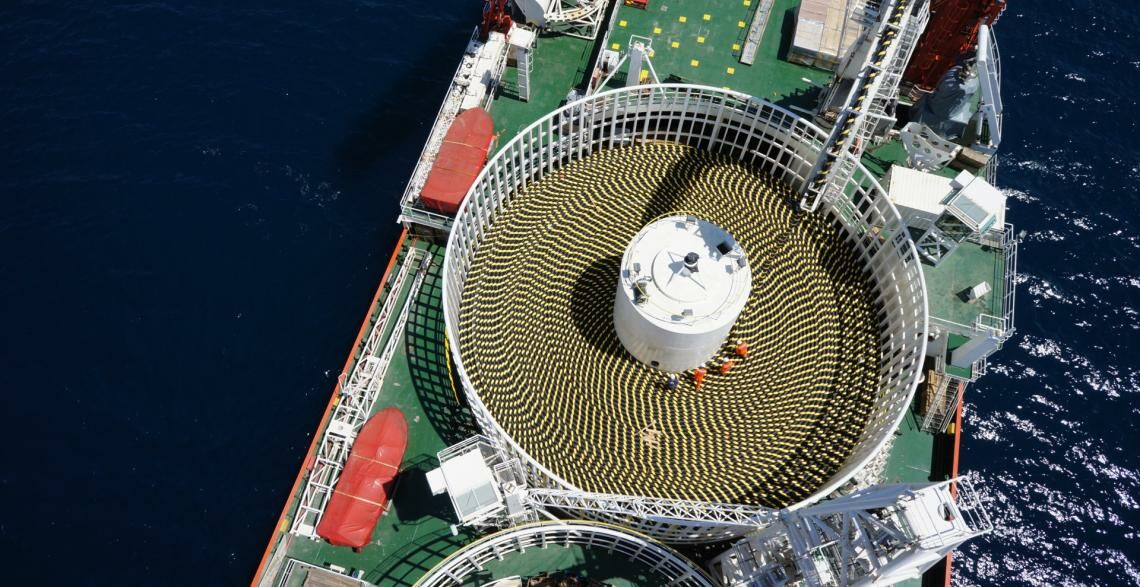 Kabelschiff von Hellenic Cables: Das Unternehmen produziert in Griechenland und Rumänien und hat unter anderem Hollandse Kuist Zuid verkabelt, den derzeit größten Offshore-Windpark der Welt.
