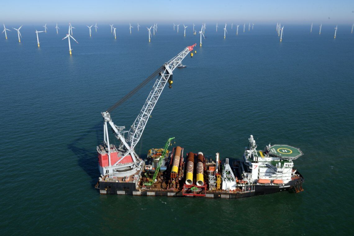 Ein Installationsschiff transportiert Bauteile für den Offshore-Windpark Kaskasi in der Nordsee.