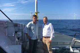 Jannes Piepgras (rechts), hier mit Grünen-Chef Robert Habec kbringt mit Techniker von der Insel zu den Windrädern und zurück.