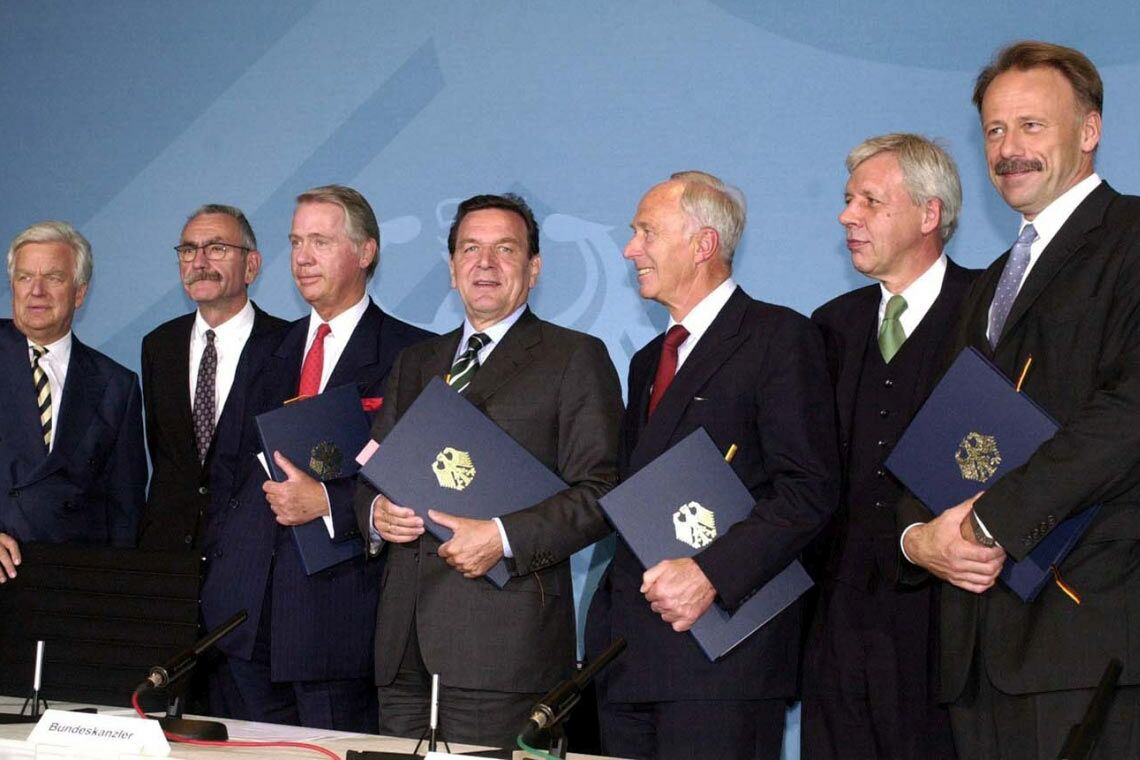 Die rot-grüne Bundesregierung unter Kanzler Gerhard Schröder bringt im Jahr 2000 das Erneuerbare-Energien-Gesetz (EEG) auf den Weg.