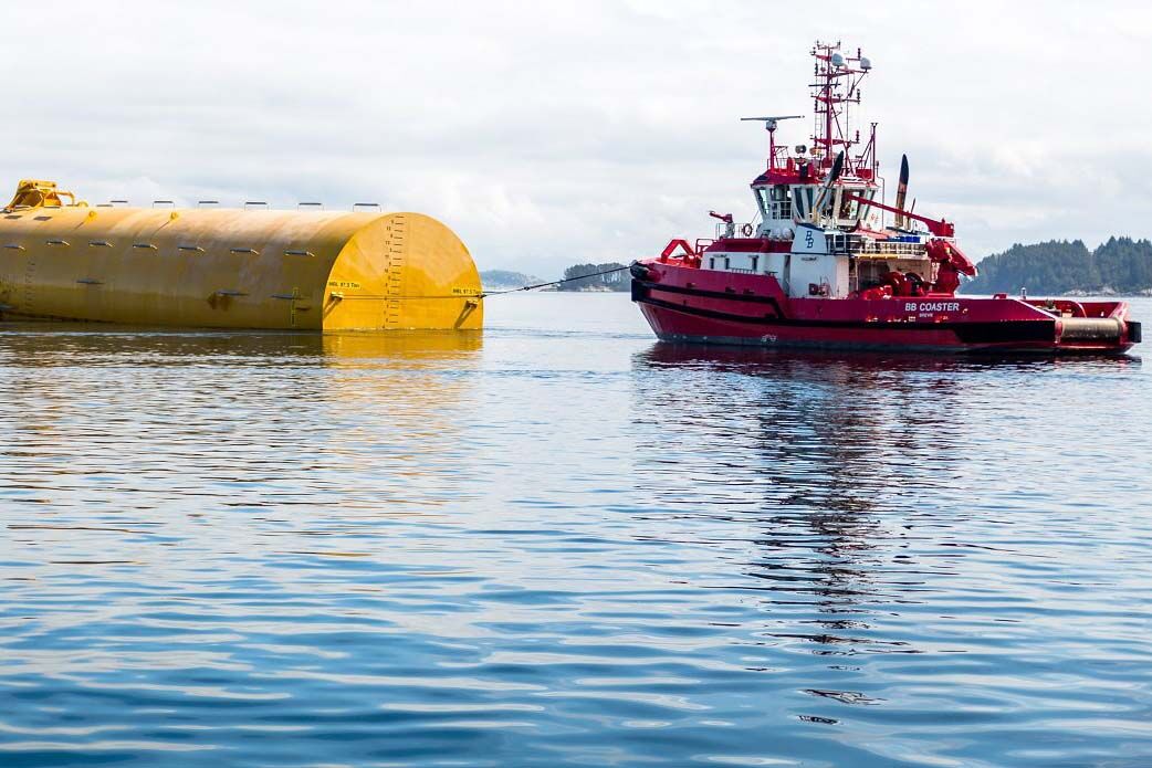 Floating Wind: Ein Schwimmkörper des schottischen Hywind-Projekts liegt vor der norwegischen Küste im Wasser.