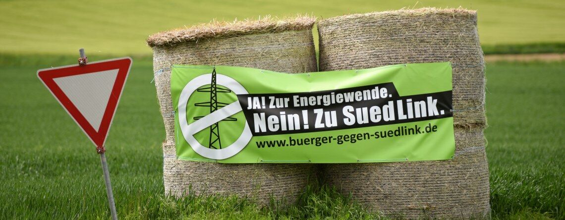 „Ja! Zur Energiewende. Nein! Zu Suedlink“ steht auf einem Protestplakat gegen den Bau der Stromtrasse.