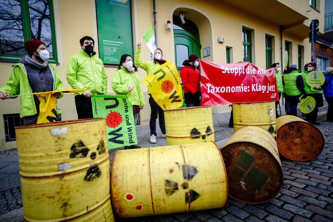 Umweltschützer protestieren vor der Parteizentrale von DIE GRÜNEN gegen die Aufnahme von Atomenergie in die EU-Taxonomie.