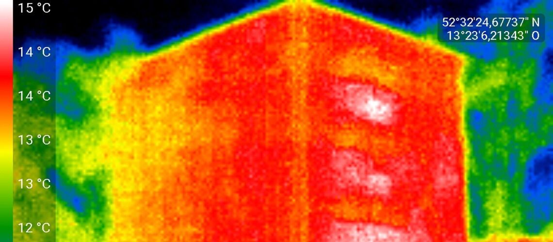 Per Wärmebildkamera überprüfen Energieberater wie gut Hausfassaden gedämmt sind und wo zu viel Wärme nach draußen gelangt.