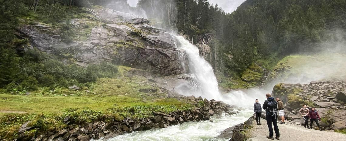 Wasserfall in Österreich: Sollte die EU den Ausbau von Wasserkraftwerken in ihrer Taxonomie als nachhaltig einstufen?