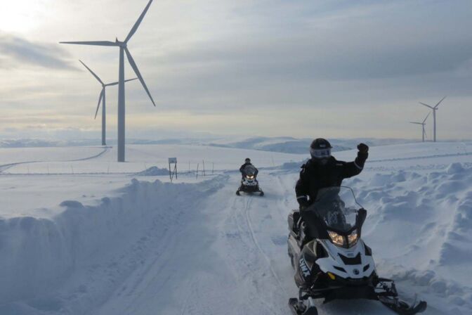 Windenergie in Nordwegen: Der Techniker Jens Venekamp fährt mit den Motorschlitten zur Arbeit auf den Turbinen.