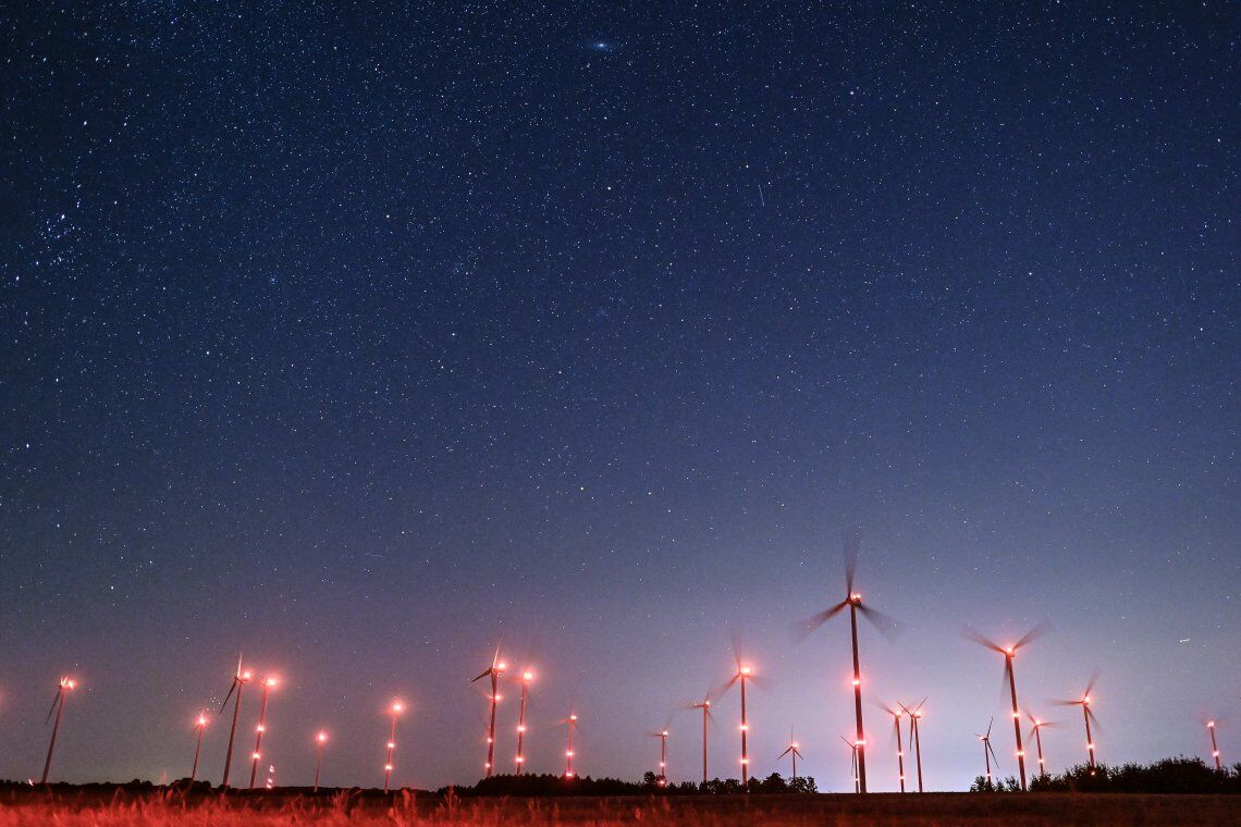 Windräder bei Nacht: Ab 2023 darf das Warnlicht an Windrädern nur noch dann leuchten, wenn sich Flugzeuge nähern.
