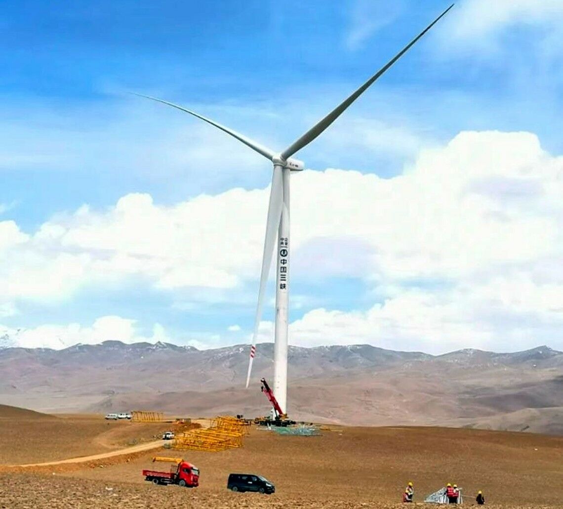 Die extreme Höhenlage stellt besondere Herausforderungen an die Turbinen des Windparks Zhegu.