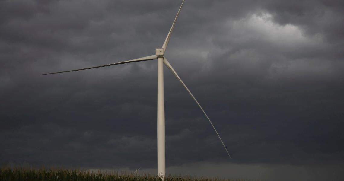 Irgendwo in Iowa zieht ein Sturm über diesem Windrad herauf. Der traditionell republikanisch wählende Bundesstaat erzeugt gut 60 Prozent seines Stroms in Windparks.