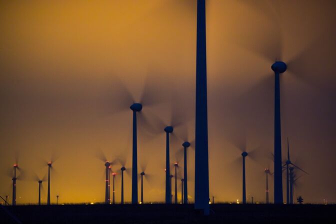 Windpark bei Nacht: Tausende Windräder in Deutschland fallen in den nächsten Jahren aus der EEG-Förderung.
