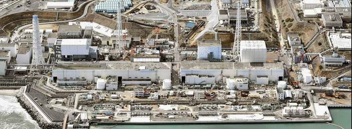 Das japanische Atomkraftwerk Fukushima Daiichi aus der Luft. Heute umgeben das Kraftwerk Tonnen mit kontaminierten Kühlwasser. Noch heute werden die Unglücksreaktoren durchgehend mit Meerwasser gekühlt.