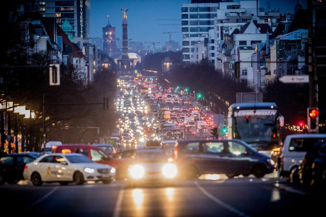 Der Berufsverkehr in Berlin: Der Verkehrssektor trägt entscheidend zum hohen CO2-Ausstoß bei.