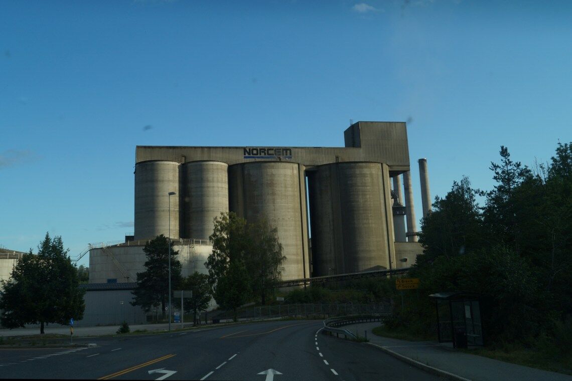 Norcem: Norwegens größtes Zementwerk gehört zum Konzern HeidelbergCement. Hier soll CO2 in der Produktion abgetrennt, verflüssigt und abtransportiert werden (CCS).