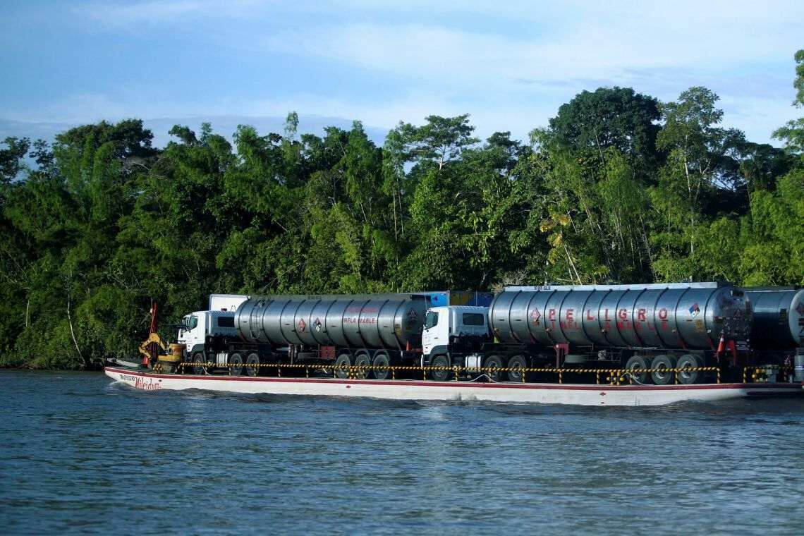Öltrucks auf einem Schiff im Yasuni-Nationalpark: Die Ölförderung bedroht das einzigartige Naturparadies.