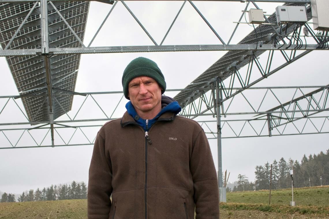 Florian Reyer von der Hofgemeinschaft Heggelbach vor seiner Agri-PV-Anlage. Sie verbindet Landwirtschaft und Energieerzeugung. Foto: Artur Lebedew