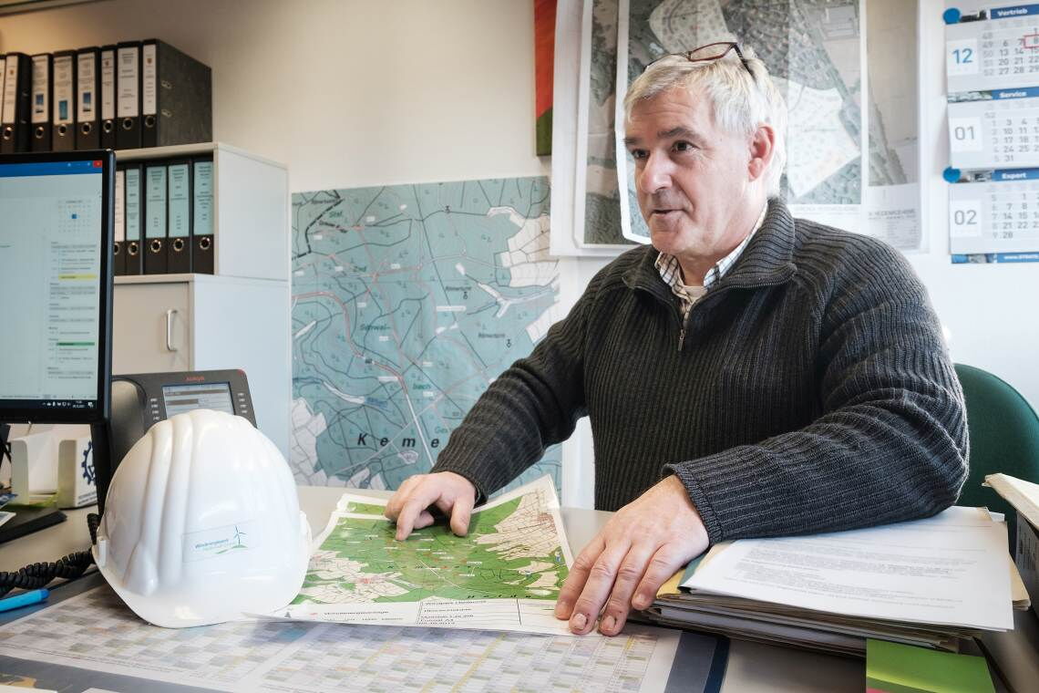 Udo Zindel leitet das Bauamt von Heidenrod im Taunus. Die Gemeinde hat ihren Haushalt durch den Bau eines Windparks saniert. Foto: Martin Magunia für EnergieWinde.