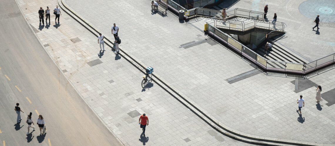 Versigelte Flächen wie hier in Frankfurt am Main heizen sich im Sommer besonders stark auf, wie die Deutsche Umwelthilfe in ihrem Hitze-Check darstellt.