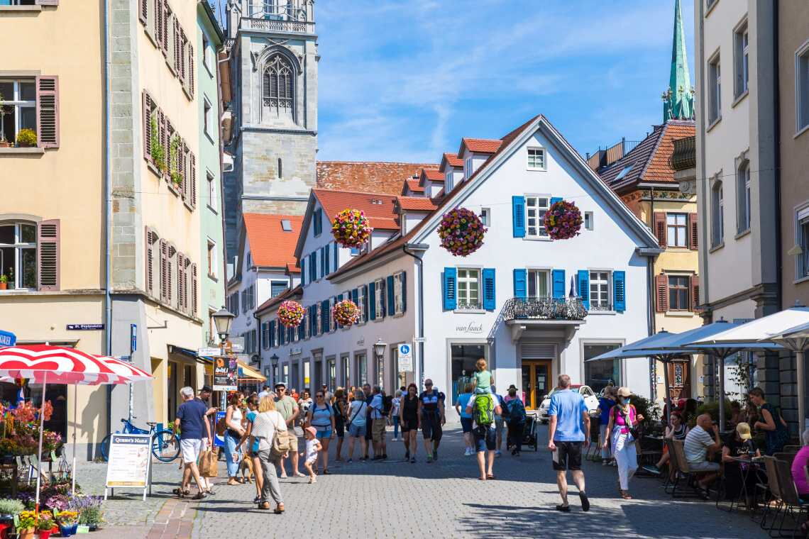 Konstanzer Fußgängerzone: Die 87.000-Einwohner-Stadt hat als eine der ersten Kommunen eine Solarflicht für Neubauten eingeführt. Für die denkmalgeschützten Altstadtgebäude ist das allerdings keine Option.