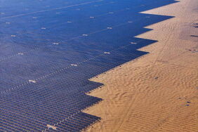 „Meer der Solarenergie“ in der chinesischen Kubuqi-Wüste: China plant ein Solarkraftwerk mit einer Kapazität von 100 Gigawatt.