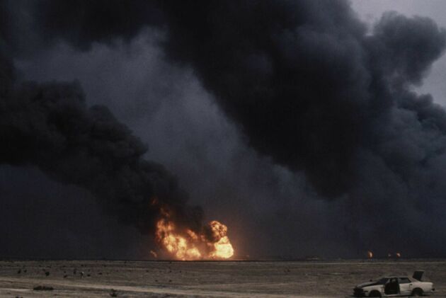 Brennende Ölfelder in Kuwait: Erdöl löst immer wieder Kriege und bewaffnete Konflikte aus.