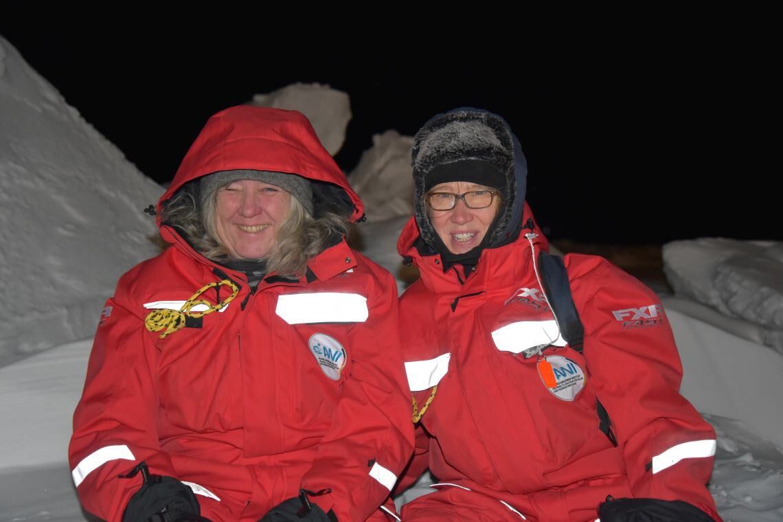 Mosaic-Expedition: Die Wissenschaftlerinnen Katarina Abrahamsson (links) und Dorothea Bauch während eines Außeneinsatzes im Eis.