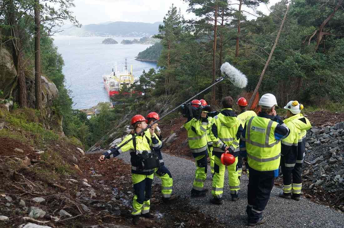 Nordlink-Projekt: Ein Kamerateam filmt die Verlegung des Seekabels in Norwegen.