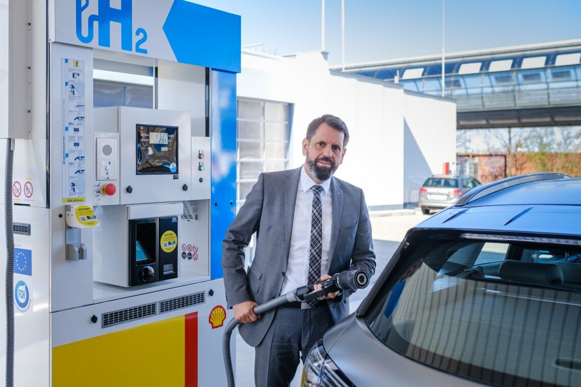 Olaf Lies (SPD), Umwelt- und Energieminister von Niedersachsen, will sein Bundesland zum Wasserstoffland Nummer eins ausbauen. Hier steht Lies an einer Wasserstofftankstelle.