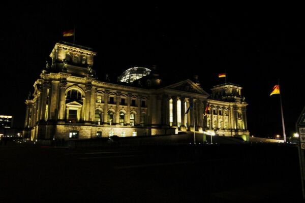 Lobbyrepublik Deutschland: Bei Nacht erinnert das erleuchtete Reichstagsgebäude an eine Szene aus dem Vorspann der Politserie „House of Cards“.