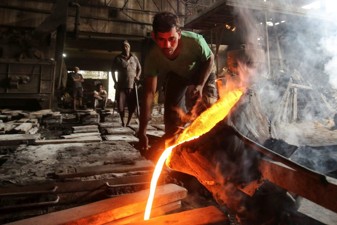 Fabrik in Indien: Die EU will sich mit einem sogenannten CO2-Grenzausgleich gegen Importe aus Ländern mit niedrigen Klimastandards schützen (Carbon Leakage).